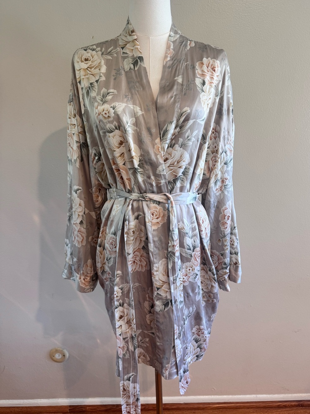 Vintage Victoria’s Secret 100% Silk Floral Robe M/L